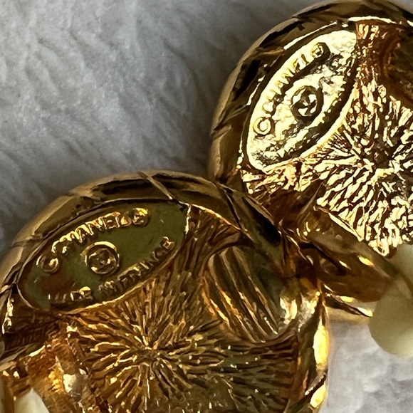 CHANEL 1980s 24K gold plated vintage clip-on earrings - Picture 8 of 14